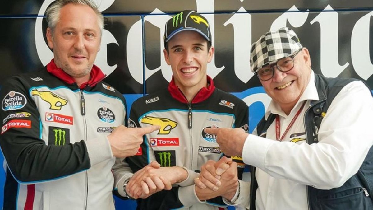 Àlex Márquez, entre Michael Bartholemy, director del equipo, a la izquierda, y Marc Van der Straten, dueño de la escuderia.-ESTRELLA GALICIA