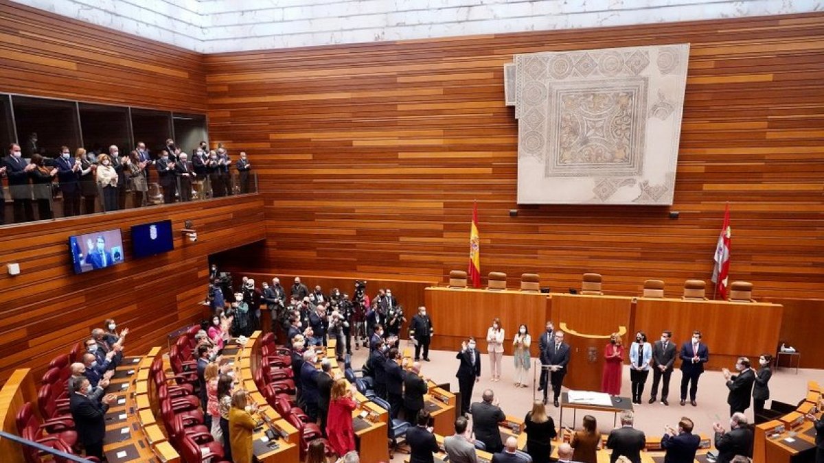 Toma de posesión de Mañueco como presidente de la Junta - Las Cortes.- ICAL