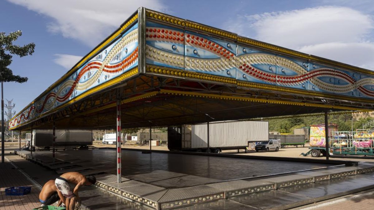 Montaje de los carruseles de las ferias.- PHOTOGENIC