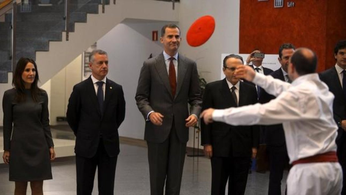 Un dantzari (bailarín) vasco arroja su sombrero al Felipe VI, junto a la presidenta del Parlamento vasco, Bakartxo Tejeria; el lenkakari Inigo Urkullu y el presidente del IEF, Javier Moll, en el inicio del congreso de la empresa familiar en el Palacio Eus-