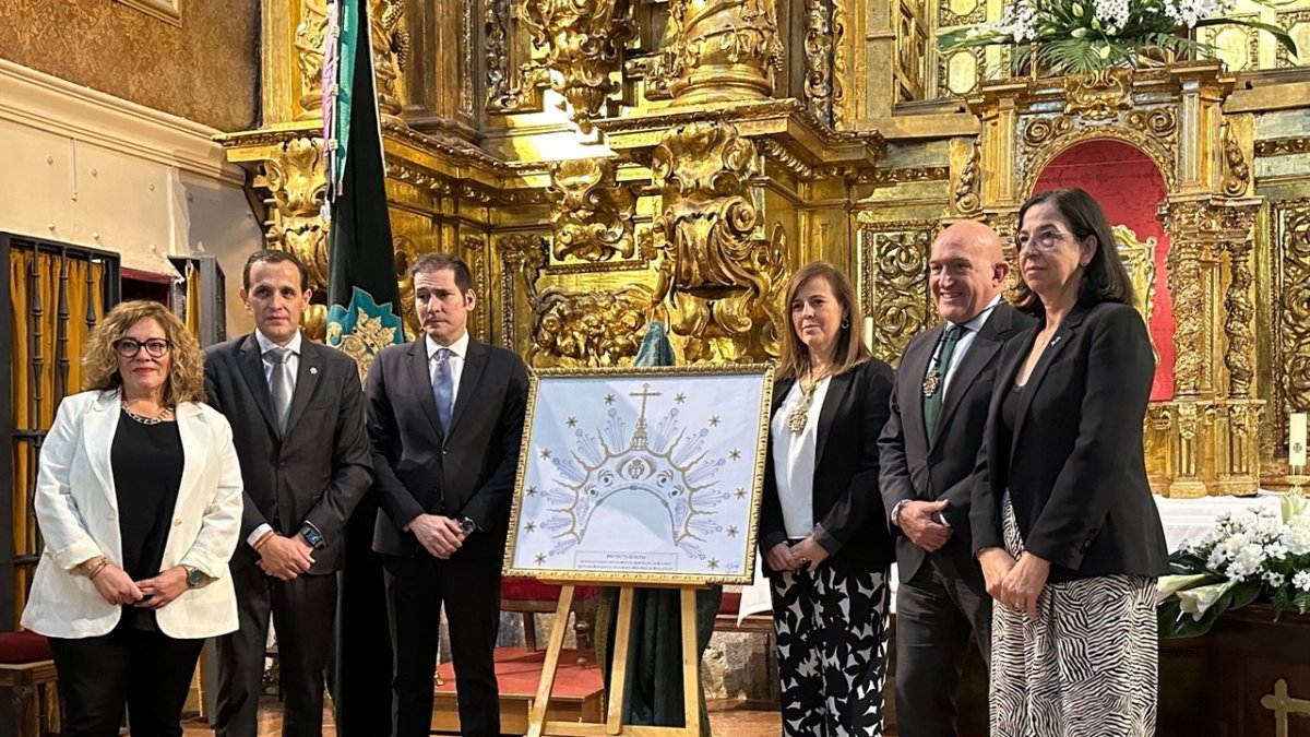 Antonio Zúñiga Contreras presenta el diseño de la corona.