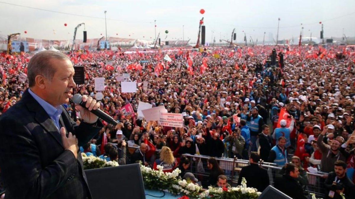 Erdogan, en un acto de campara a favor del 'sí' en la plaza Yenikapi de Estambul.-KAYHAN OZER