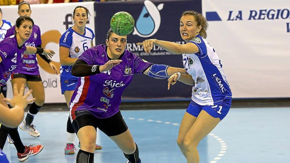 Teresa distribuye el juego durante el choque contra Mavi.-J.M. LOSTAU