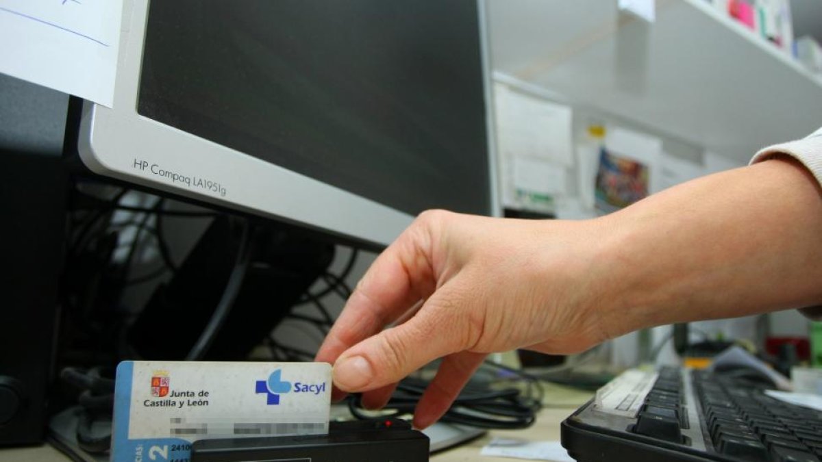 Inicio del funcionamiento de la receta electrónica en una farmacia de la localidad de Villafranca del Bierzo (León)-CÉSAR SÁNCHEZ / ICAL