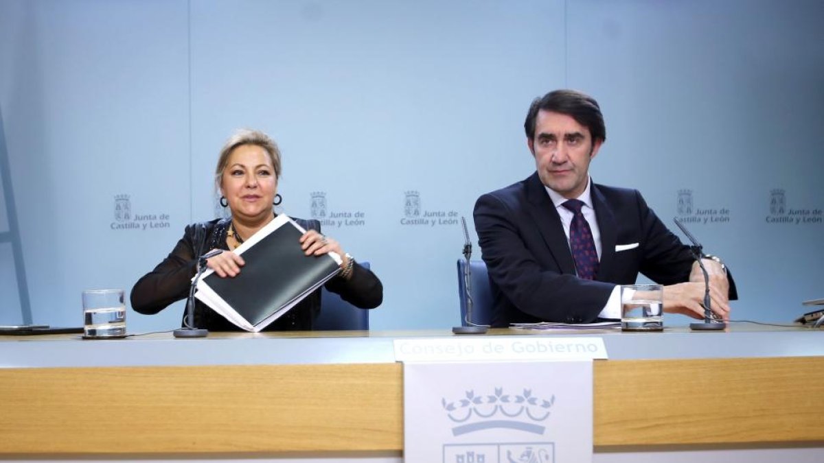 La vicepresidenta y portavoz de la Junta, Rosa Valdeón, informa de los acuerdos alcanzados en el consejo de Gobierno de la Junta junto al consejero de Fomento y Medio Ambiente, Juan Carlos Suárez-Quiñones-ICAL