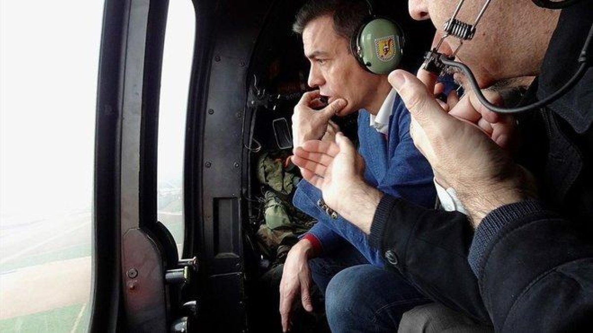 Pedro Sánchez sobrevuela en helicóptero la costa de Murcia afectada por el temporal ’Gloria’, este sábado.-EFE