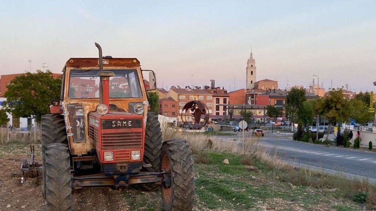 El tractor con las puertas precintadas por la Guardia Civil.- J. M. LOSTAU