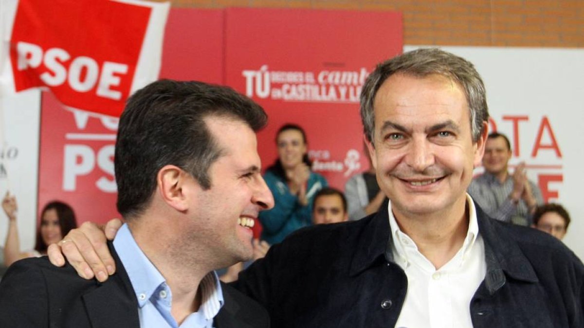 El candidato a la Presidencia de la Junta, Luis Tudanca, junto al expresidente del Gobierno, José Luis Rodríguez Zapatero, en el acto público celebrado en León-ICAL