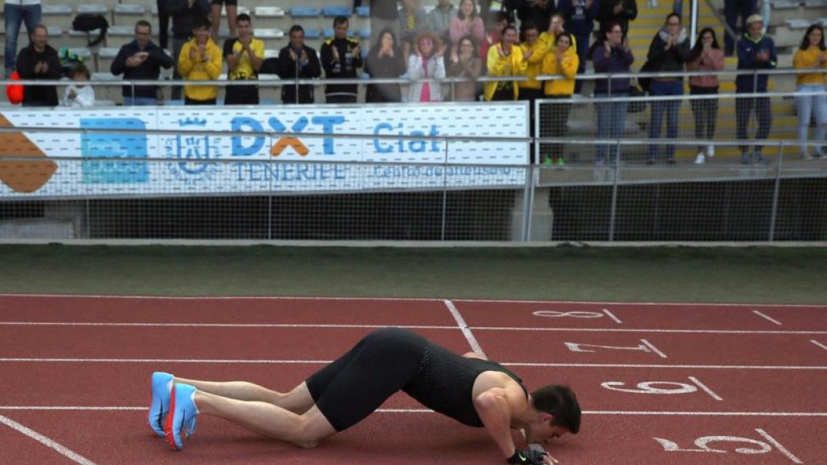 Bruno Hortelano besa la pista tinerfeña tras su carrera.-/ CRISTOBAL GARCÍA (EFE)