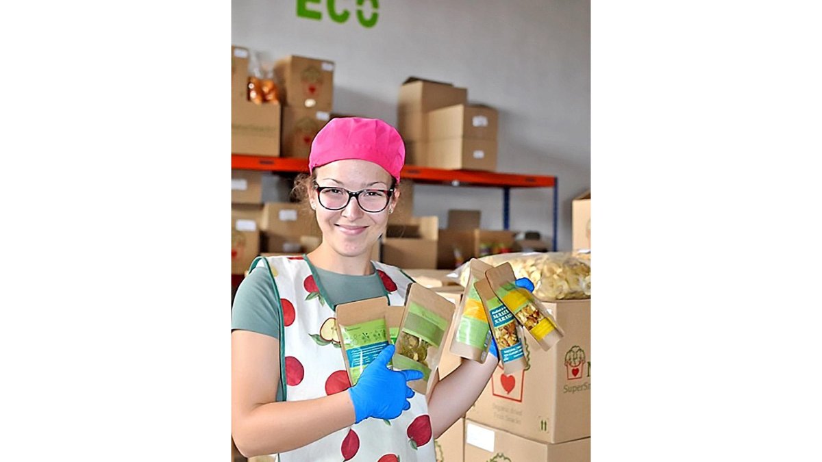 Sandra de Blas posa con una muestra de los productos que elabora Natursnacks.-H.M.P.