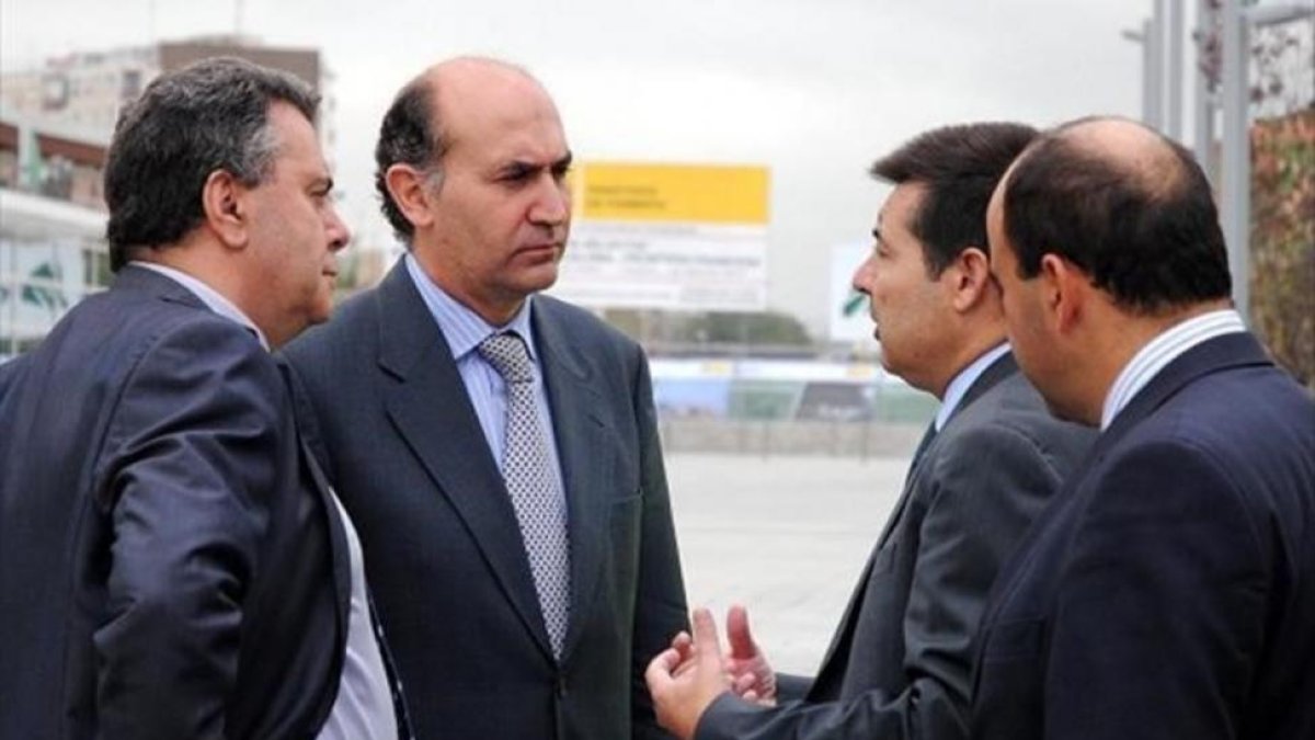 Rafael Rodriguez (el segundo por la izquierda) y Jaime Garcia-German (de espaldas, el primero por la derecha), visitan unas obras de Adif en Montmelo-