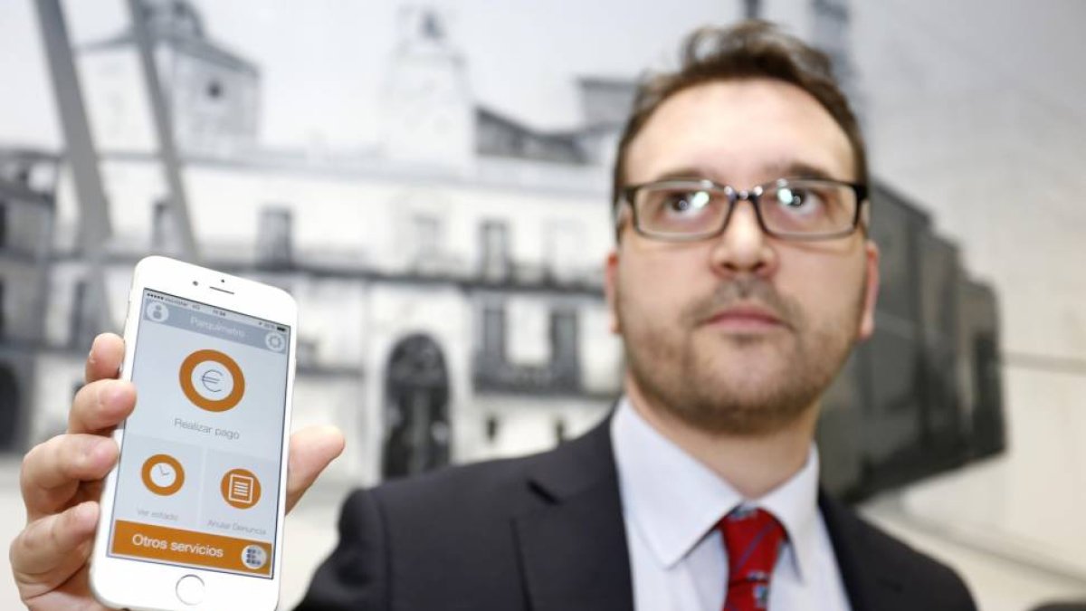El concejal de Transportes de León, Ricardo Gavilanes, presenta la aplicación para el pago del estacionamiento regulado desde el teléfono móvil, Telpark-Ical