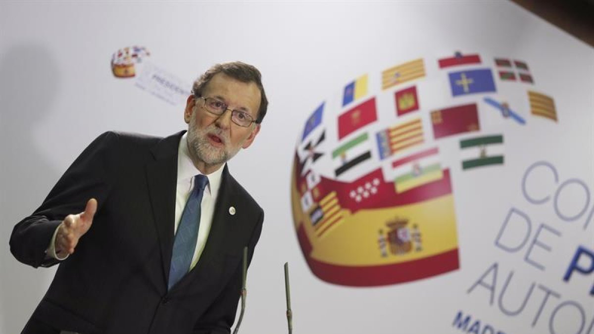 El presidente del Gobierno, Mariano Rajoy, durante la rueda de prensa ofrecida al término de la VI Conferencia de Presidentes Autonómicos celebrada hoy en el Salón de Pasos Perdidos del Senado.-EFE / JAVIER LIZÓN