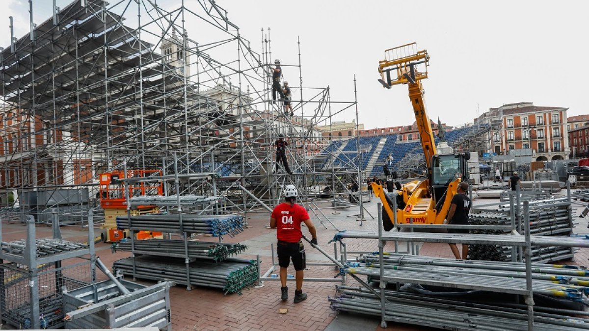 Construcción del estadio que acogerá en la Plaza mayor de Valladolid el Master de Pádel