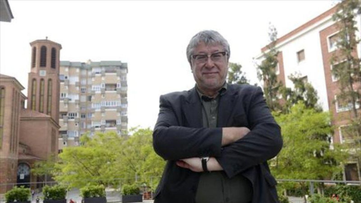 El alcalde socialista de Cornellà, Antonio Balmón, posa junto al ayuntamiento, el pasado martes.-MÒNICA TUDELA