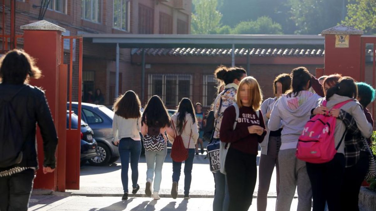 Alumnos de la ESOy Bachillerato a las puertas de un instituto de Valladolid.-ICAL