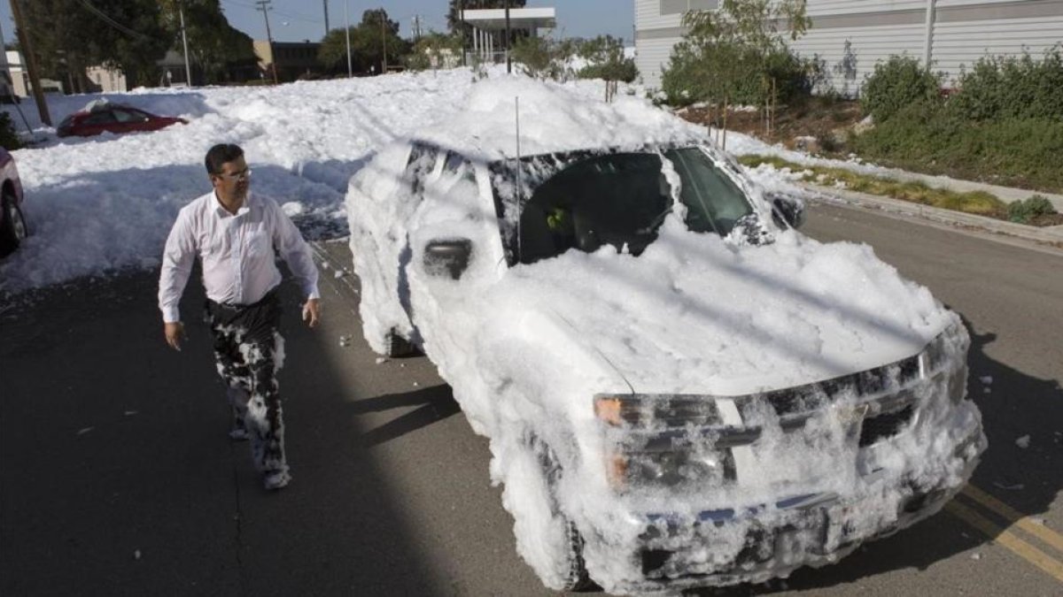 Un vecino observa su coche cubierto de espuma en San José (California).-AP / PATRICK TEHAN