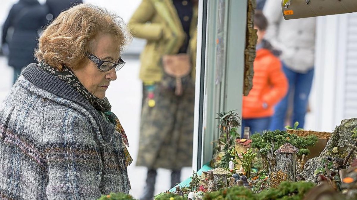 Una mujer contempla las figuras de los belenes.-MIGUEL ÁNGEL SANTOS / PHOTOGENIC