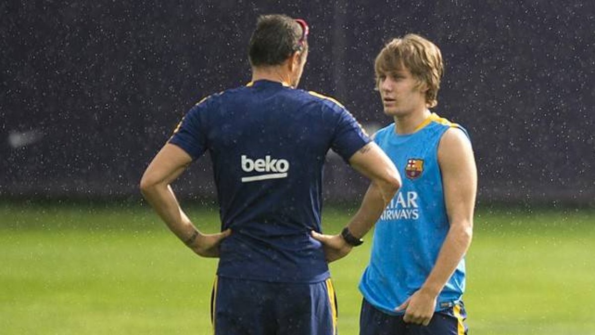 Halilovic habla con Luis Enrique.-JORDI COTRINA