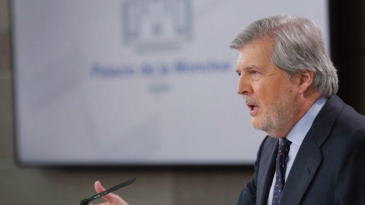 El portavoz del Gobierno y ministro de Educación Cultura y Deporte Íñigo Méndez de Vigo durante la rueda de prensa.-ANGEL DIAZ (EFE)