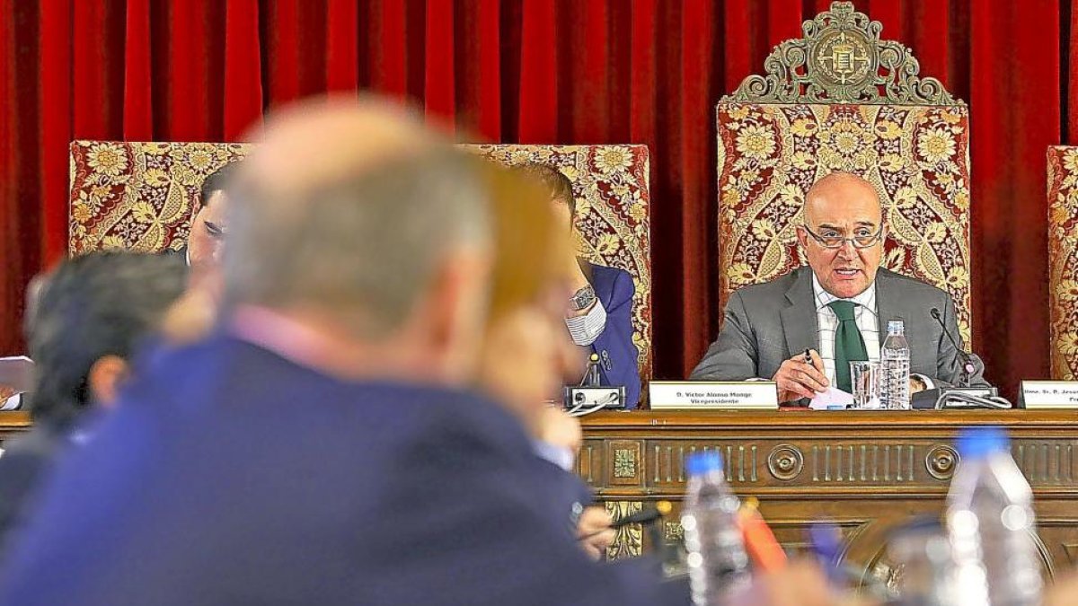 El presidente de la Diputación, Jesús Julio Carnero, se dirige a los diputados en la sesión plenaria de ayer.-EL MUNDO