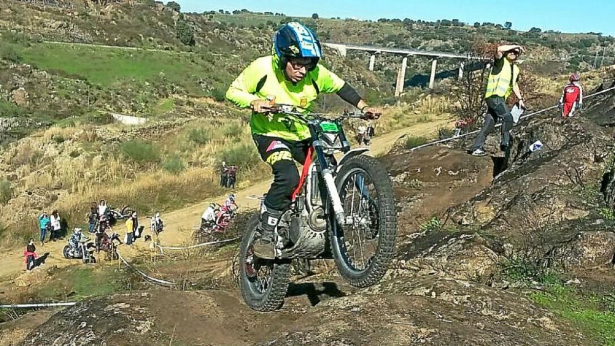 Un piloto del Club Trial Portillo en la prueba celebrada en Plasencia.-EM