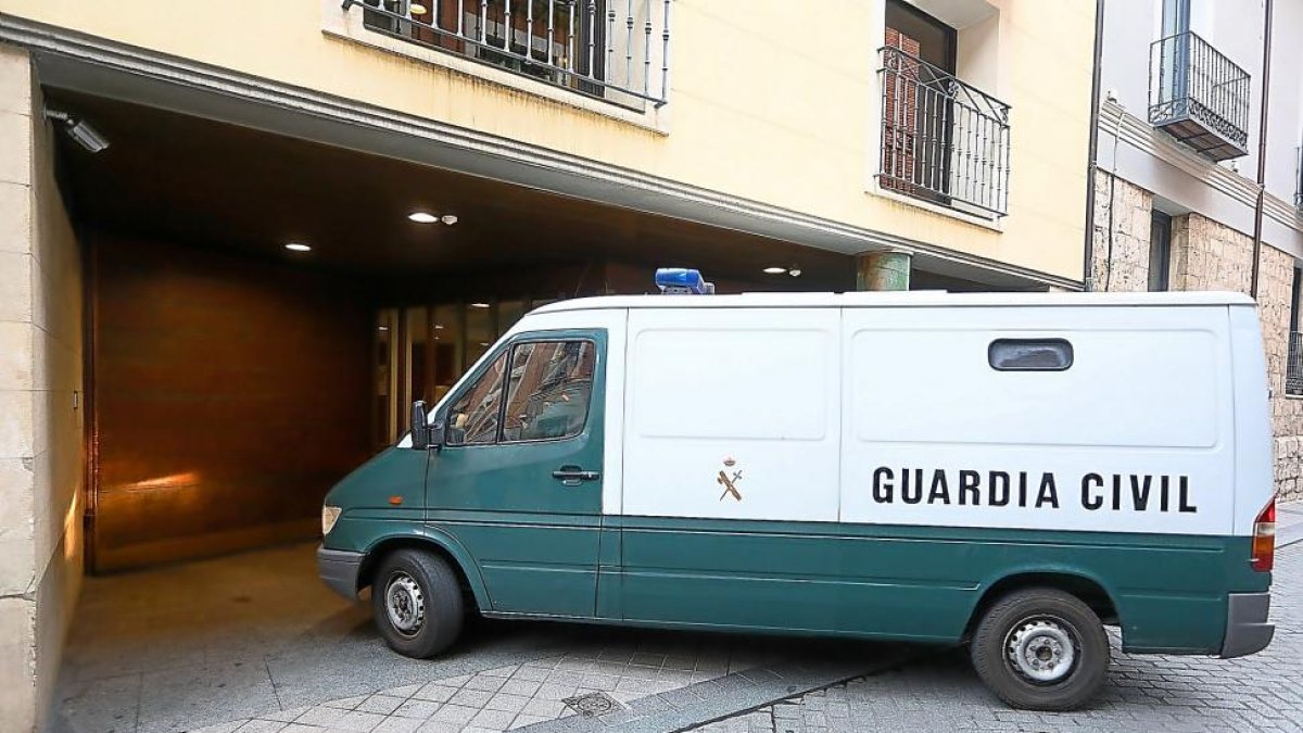 Declaración de Davinia, madre de la niña Sara, en los juzgados de la calle Angustias el pasado mes de enero-E.M