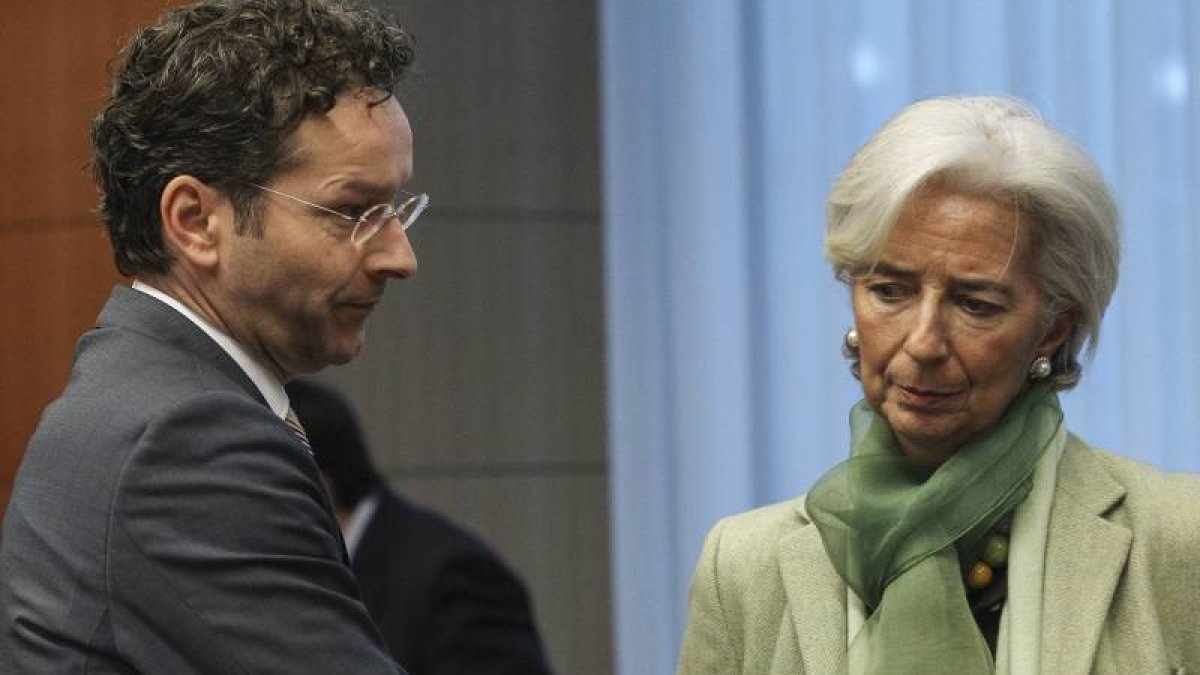 El ministro de Finanzas holandés y presidente del Eurogrupo, Jeroen Dijsselbloem (i), la presidenta del Fondo Monetario Internacional (FMI), Christine Lagarde, charlan durante una reunión del Eurogrupo en la sede del Consejo Europeo de Bruselas, Bélgica.-Foto: EFE