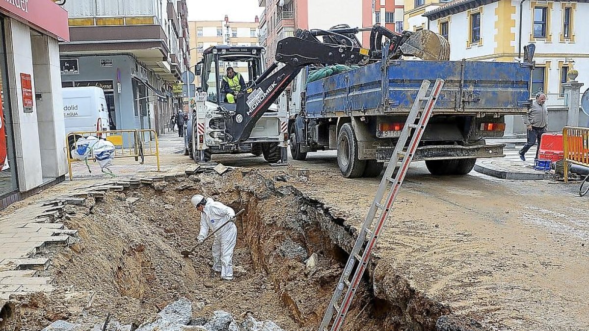 Trabajos de reparación de una tubería de la red de abastecimiento en la calle Joaquín María Jalón.-E. M.