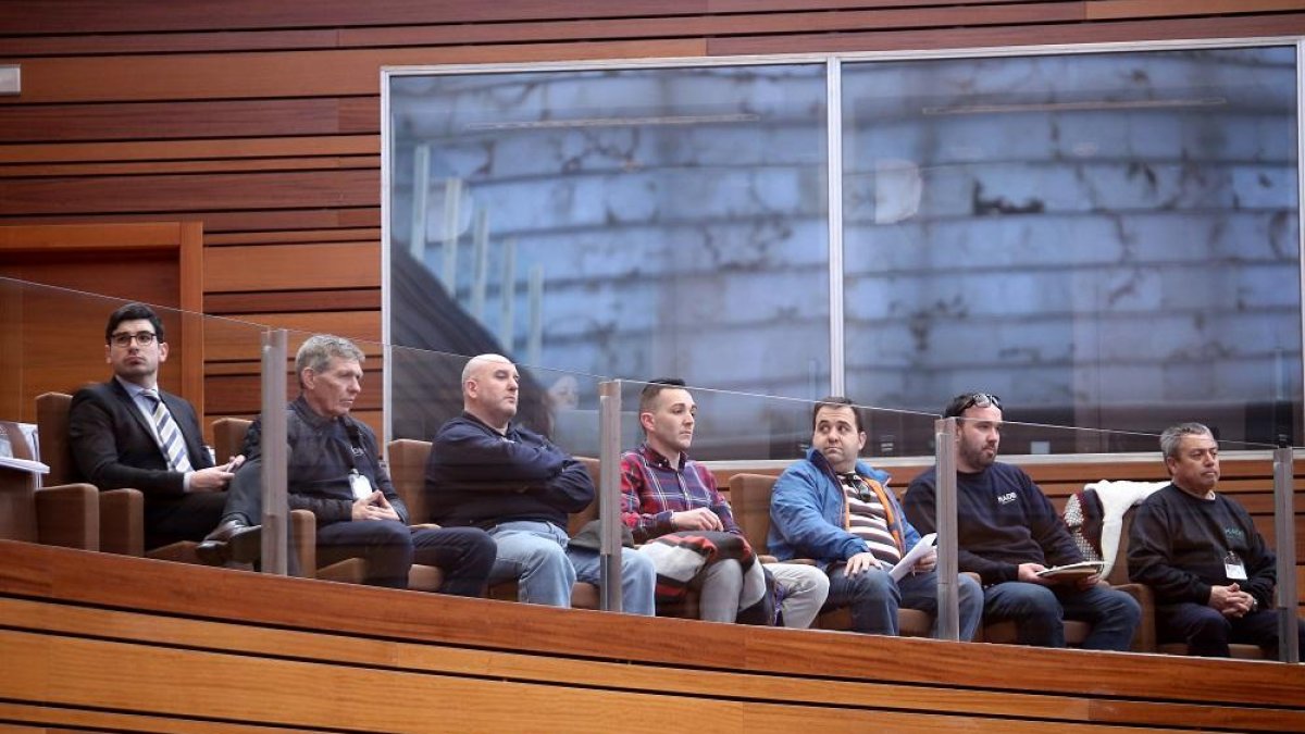 Trabajadores de Made en el pleno de las Cortes en el que se votó una moción de apoyo.-ICAL