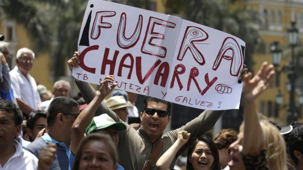 En Lima y otras ciudades de Perú se han realizado protestas sociales exigiendo la renuncia del Fiscal de la Nación.-AP