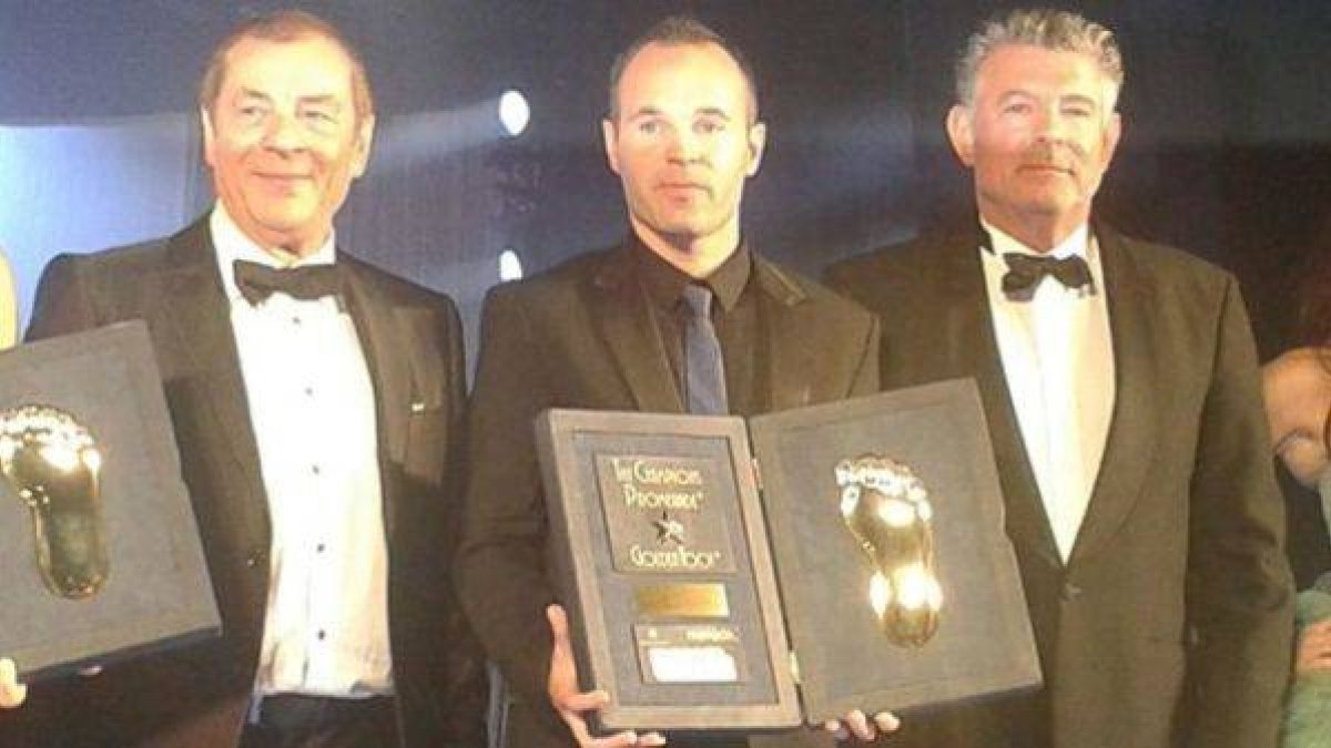 Andrés Iniesta, con el premio Golden Foot 2014.-Foto: FC BARCELONA