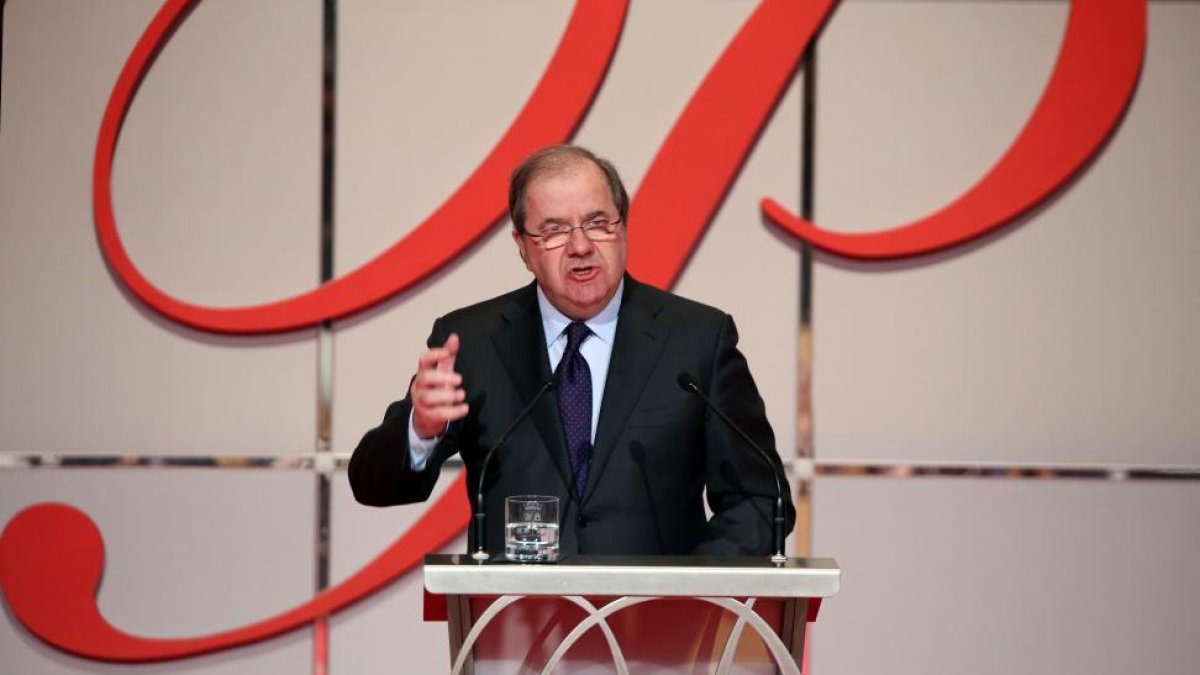El presidente de la Junta, Juan Vicente Herrera, durante su intervención en el acto de entrega de los Premios Castilla y León 2016 y de la Medalla de Oro a la Universidad de Salamanca-ICAL