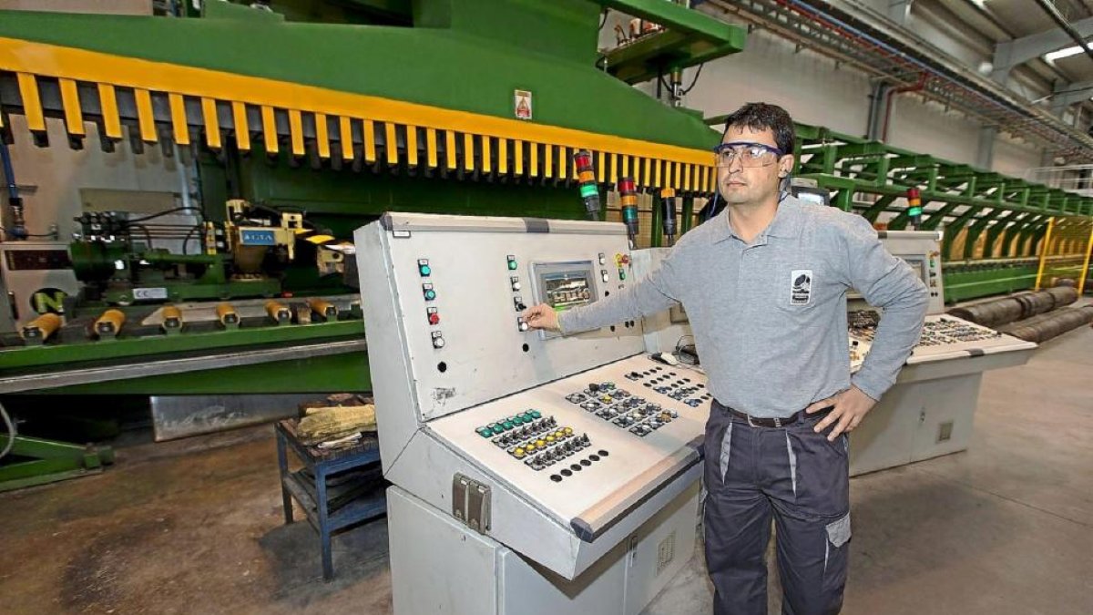 Un trabajador de Extrusiones Metálicas Europea en la planta del polígono Jalón.-W. Dos Santos