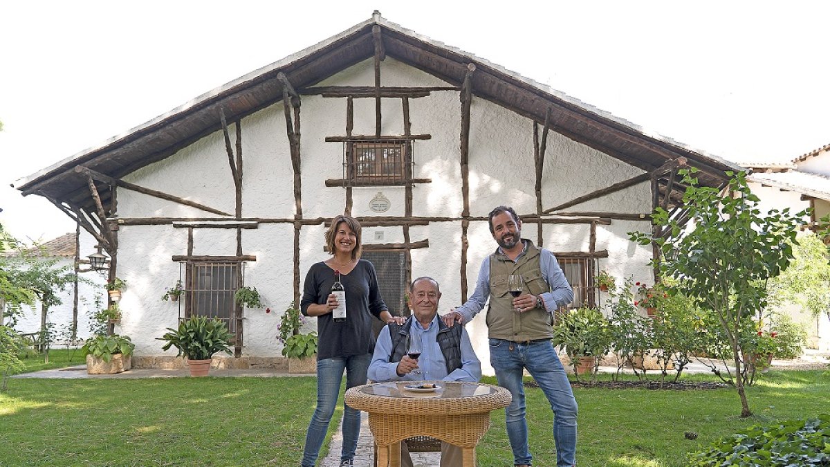 Belén e Iván Sanz junto a su padre, Luis Sanz Busto frente a la casa icono de Dehesa de los Canónigos, en Pesquera de Duero. /