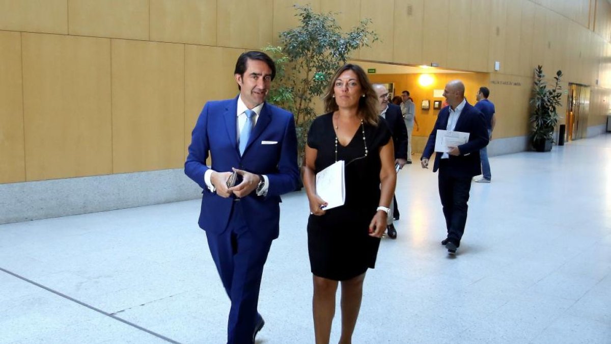 El consejero de Fomento y Medio Ambiente, Juan Carlos Suárez-Quiñones, y la consejera de Agricultura y Ganadería, Milagros Marcos, presentan el programa de biomasa en explotaciones ganaderas.-ICAL
