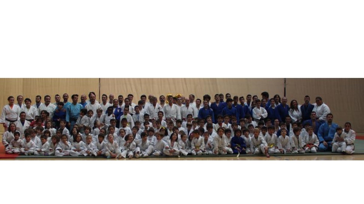 Gran familia del Parque Sport durante el 30 aniversario.-EL MUNDO