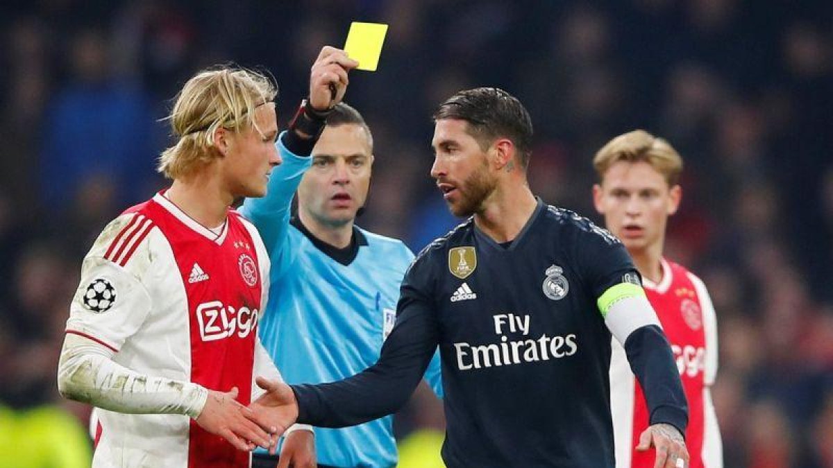 Sergio Ramos (d) recibe la amarilla durante el partido contra el Ajax.-X00227