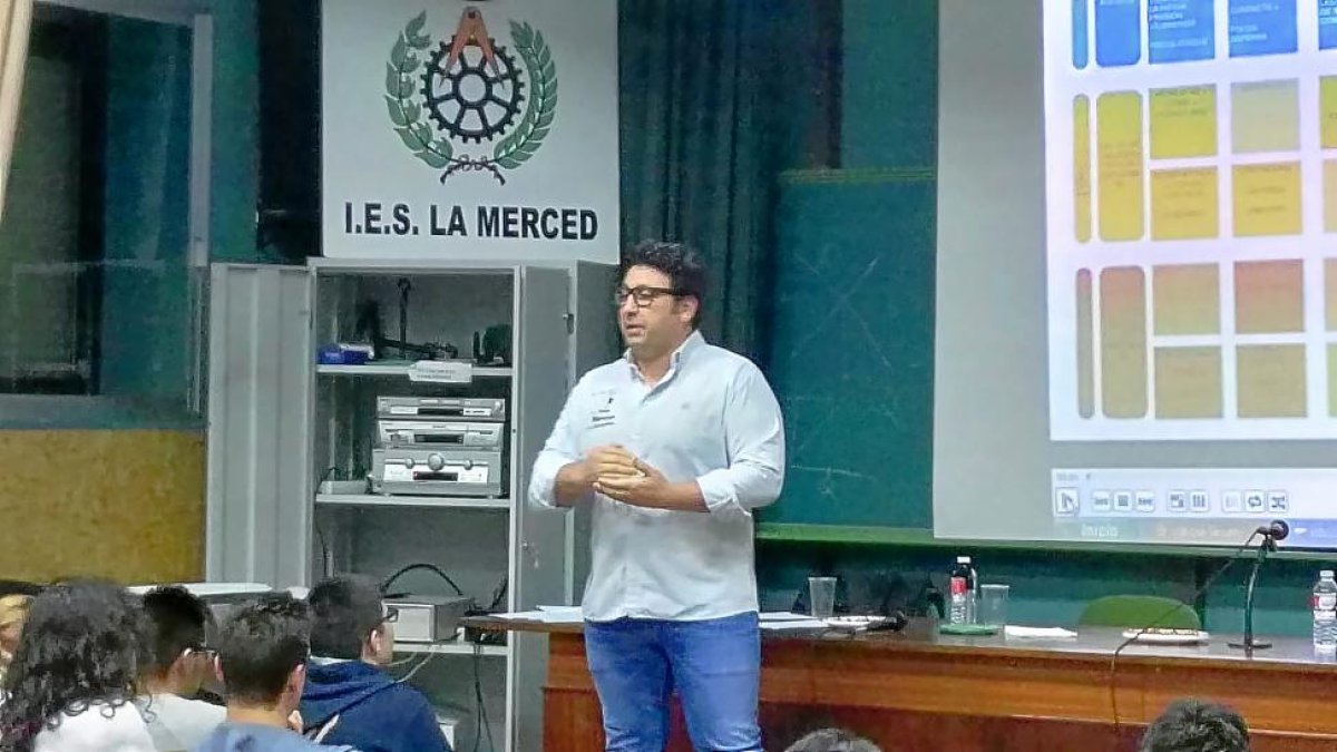 Juan Carlos Pérez ofrece la charla a los alumnos del IESLa Merced.-EL MUNDO