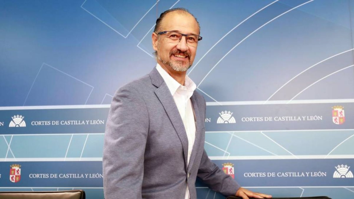 El portavoz del Grupo Parlamentario de Ciudadanos en las Cortes de Castilla y León, Luis Fuentes, comparece en rueda de prensa para analizar la actualidad parlamentaria.-ICAL