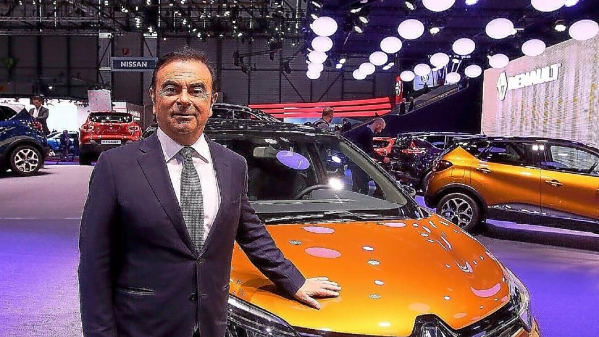 Ghosn posa delante de un Captur.-EL MUNDO