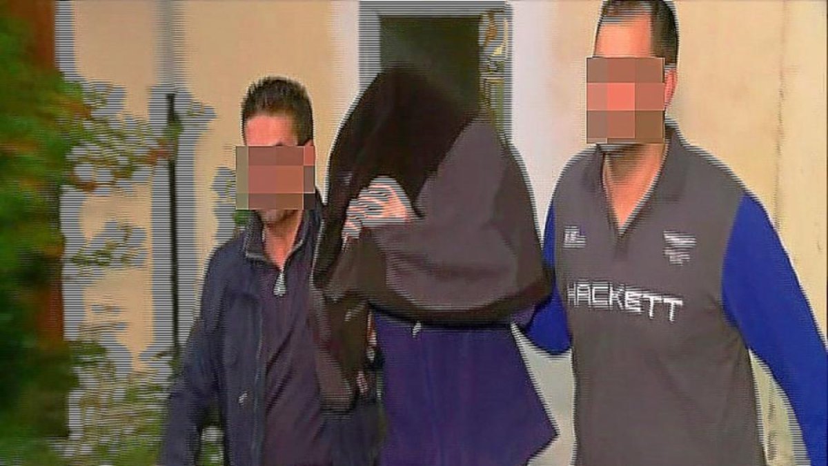 El presunto agresor, en la tarde de ayer durante el registro de su casa.-RTVCYL