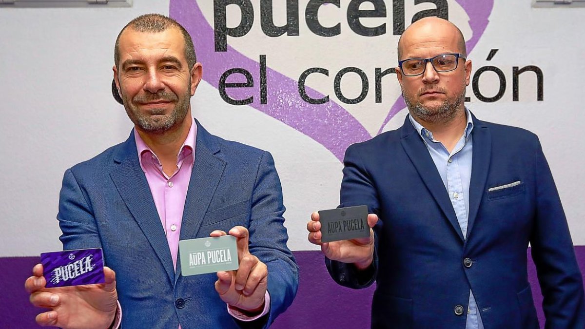 David Espìnar y Matthieu Fenaert muestran los abonos de la temporada 19-20.-J.M. LOSTAU