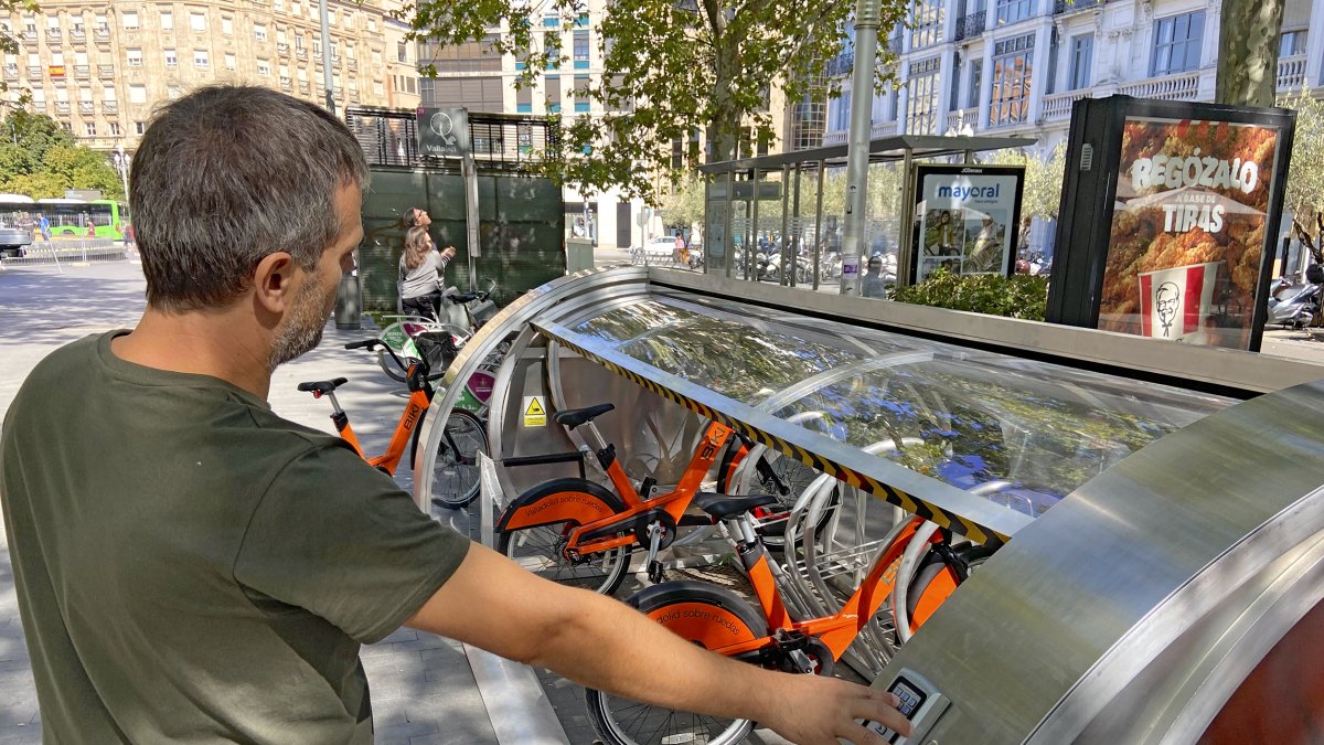 Aparcamiento en la Acera de Recoletos para las bicis del nuevo sistema de alquiler. -J.M. LOSTAU