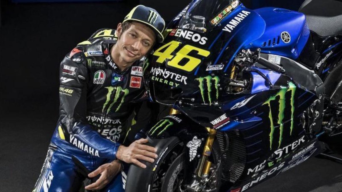 Valentino Rossi, a punto de cumplir los 40 años, posa junto a su nueva Yamaha Monster.-YAMAHA MONSTER MEDIA