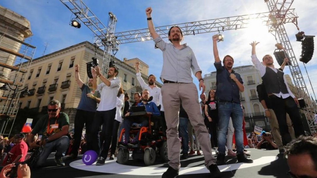 Alberto Garzón, Pablo Iglesias, Xavier Domènech y Juan Carlos Monedero en el escenario de la Puerta del Sol.-JUAN MANUEL PRATS