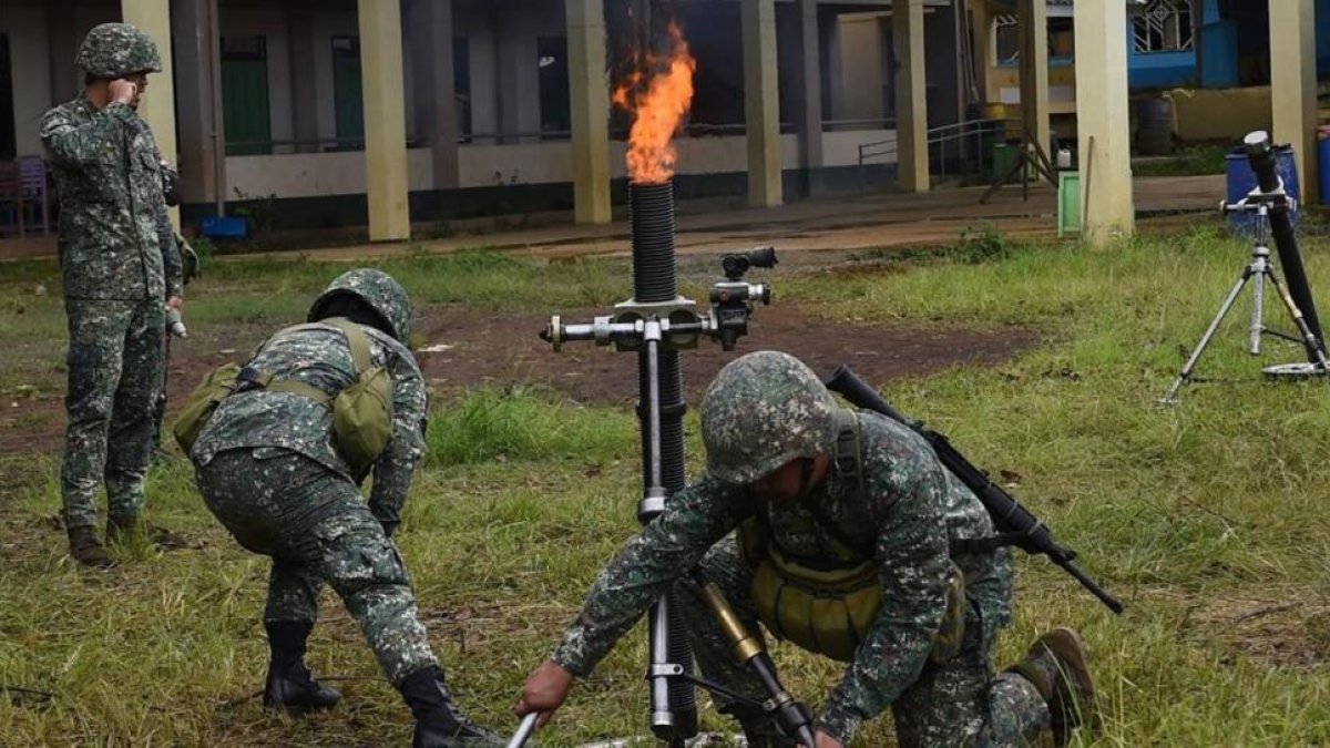 Soldados filipinos disparan con un mortero contra posiciones yihadistas en Minandao.-TED ALJIBE / AFP