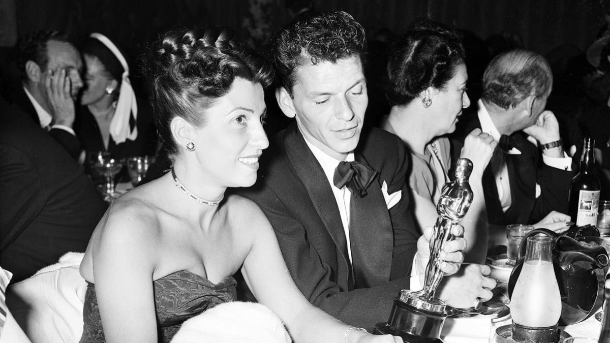 Nancy Sinatra, junto a La Voz, en 1946-EL PERIÓDICO