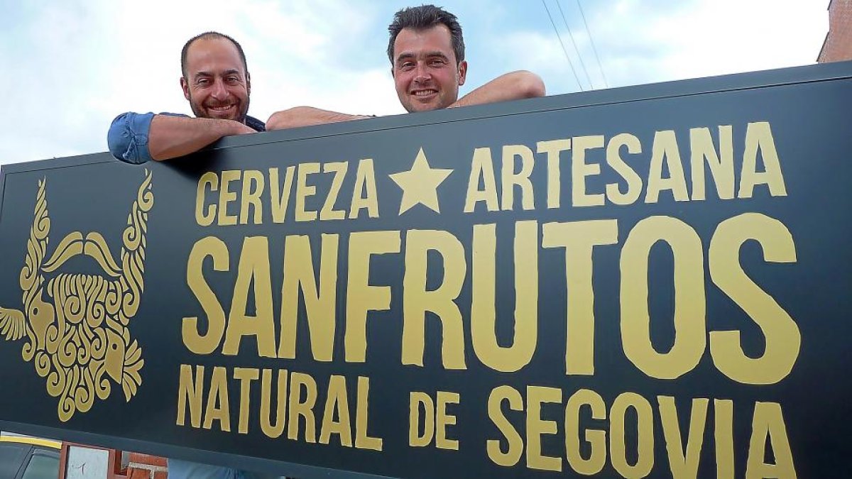 Mateo y Adrián  Sanz de Santos en el acceso a la fábrica, en Hontoria (Segovia)-T.S.T.