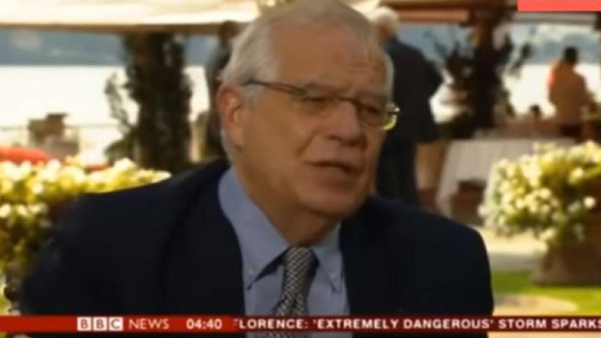 El ministro de Exteriores, Josep Borrell, durante su entrevista con la BBC.-EL PERIÓDICO